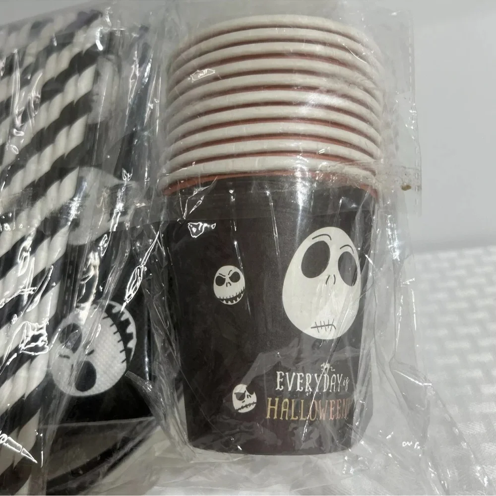 HALLOWEEN PARTY SERVES 10. INCLUDES 10 EACH OF PLATES, SAUCERS, CUPS, NAPKINS